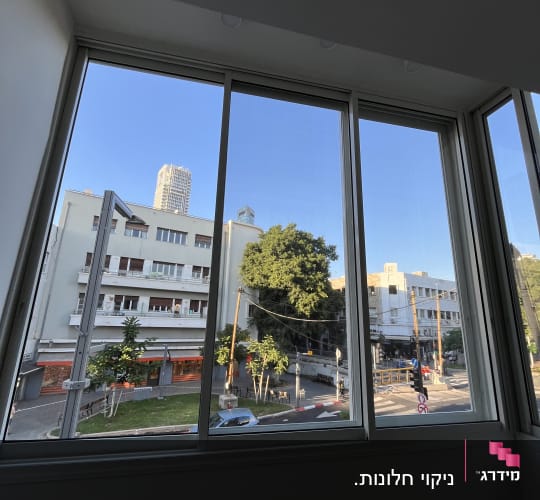 חלונות ויטרינה נקיים ושקופים במבנה המשקיפים אל הרחוב